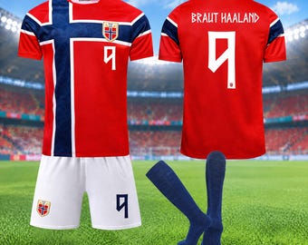 以下が含まれることがあります： ノルウェー国旗柄のジャージ、背番号9、BRAUT HAALANDの文字が入った赤、白、青のサッカーユニフォーム。セットには背番号9の白いショートパンツと、無地の青いサッカーソックスが含まれています。