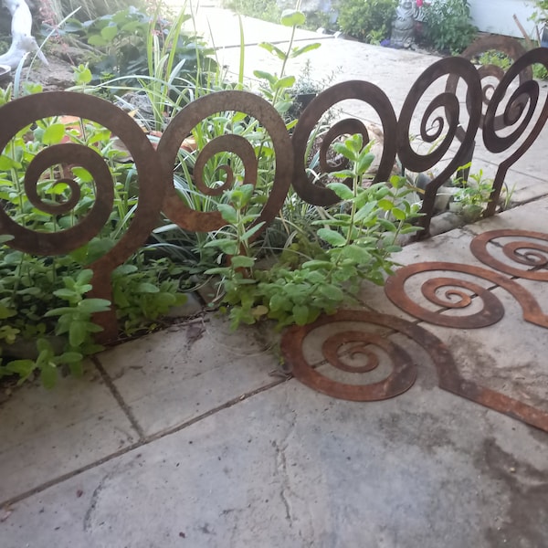 Large Steel Spiral Garden Stake, Rustic Edging Decor (9 inch)