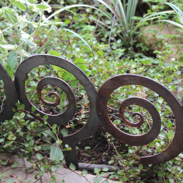 Rustic Steel Spiral Garden Stake, Garden Edging Decor (5.5")