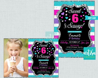 Peut inclure: Une invitation imprimable pour une fête d'anniversaire de 6 ans. L'invitation présente un fond noir avec des paillettes argentées, des rayures roses et bleues, et le texte "Sweet 6 & Sassy!" en blanc. L'invitation comprend également une photo d'une fille tenant un cornet de glace.