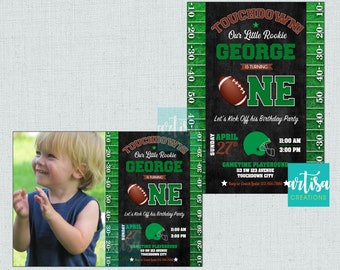 Op de afbeelding: Een groene en zwarte voetbal-thema verjaardagsuitnodiging voor een jongen die één jaar wordt. De uitnodiging heeft een voetbal, een voetbalhelm en de tekst "Touchdown! Onze kleine rookie George wordt één! Laten we zijn verjaardagsfeestje beginnen. 27 april, 11:00 uur - 15:00 uur, Gametime speeltuin, 113 SW 123 Avenue, Touchdown City."