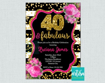 Puede incluir: Un fondo a rayas blanco y negro con confeti de purpurina dorada. Un marco rosa y dorado rodea el texto "40 & fabulous". El texto "Por favor, únase a nosotros para una celebración de cumpleaños en honor a Luciana James" está debajo del marco. La fecha, la hora, la ubicación y la información de RSVP se enumeran debajo del texto. El texto "artisa CREATIONS" está en la esquina inferior derecha. El texto "OPCIONES DIGITALES E IMPRESAS DISPONIBLES SERVICIO DE IMPRESIÓN Y ENVÍO VENDIDO POR SEPARADO (Lea los detalles en la sección de descripción a continuación)" está en la parte inferior de la invitación.