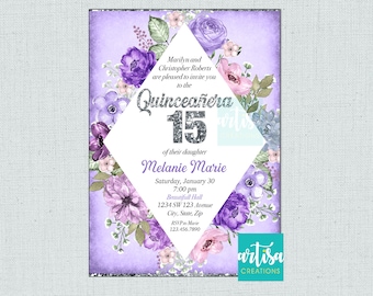 Puede incluir: Invitación floral para una Quinceañera, con flores moradas y rosas y un 15 en purpurina plateada. La invitación es para Melanie Marie e incluye la fecha, la hora y el lugar del evento. También se incluye la información de RSVP.