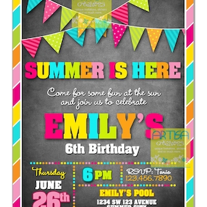 Op de afbeelding: Een kleurrijke verjaardagsuitnodiging met een krijtbordachtergrond en een banner van kleurrijke vlaggen. De tekst luidt "De zomer is hier. Kom voor wat plezier in de zon en doe mee met ons om Emily's 6e verjaardag te vieren. Donderdag 26 juni, 18:00 uur. Emily's zwembad, 1234 SW 123 Avenue, Summer City. RSVP: Tania 123.456.7890".