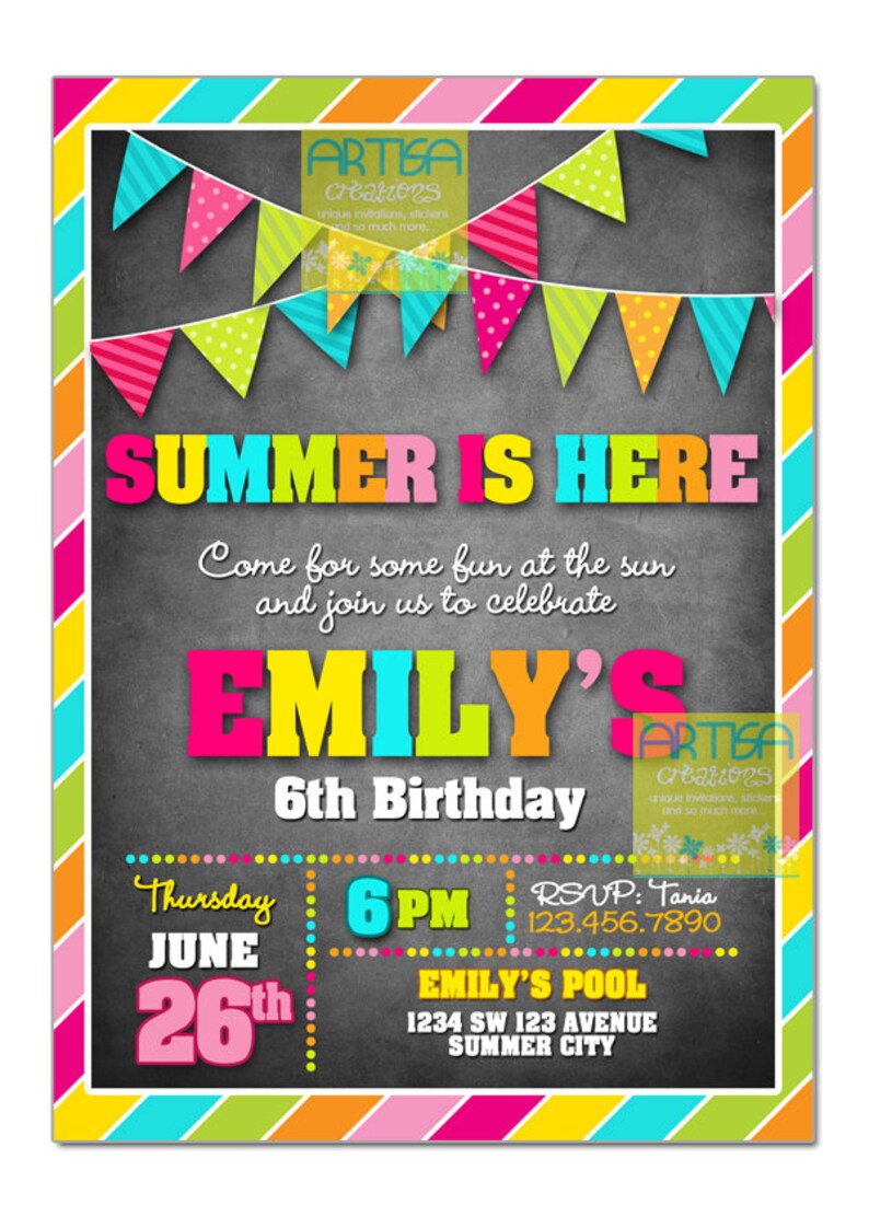 Op de afbeelding: Een kleurrijke verjaardagsuitnodiging met een krijtbordachtergrond en een banner van kleurrijke vlaggen. De tekst luidt "De zomer is hier. Kom voor wat plezier in de zon en doe mee met ons om Emily's 6e verjaardag te vieren. Donderdag 26 juni, 18:00 uur. Emily's zwembad, 1234 SW 123 Avenue, Summer City. RSVP: Tania 123.456.7890".