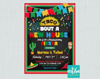 Könnte beinhalten: Eine farbenfrohe Einladung zu einer Einweihungsfeier mit einer Taco-Grafik und dem Text "Taco Bout A New House Fiesta". Die Einladung ist mit bunten Flaggen und Konfetti verziert. Der Text enthält auch die Namen "Mariana & Rafael", das Datum "Samstag, 2. Mai", die Uhrzeit "19:30 Uhr" und die Adresse "1234 SW 123 Avenue | City".