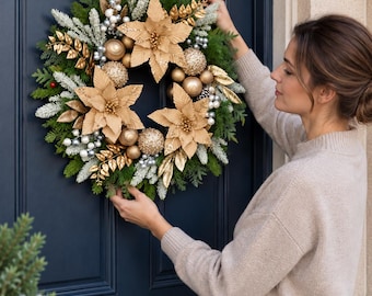 Champagnefärgad juldekoration: Juldörrkrans med tre guldfärgade julstjärneblommor och frostat bladverk