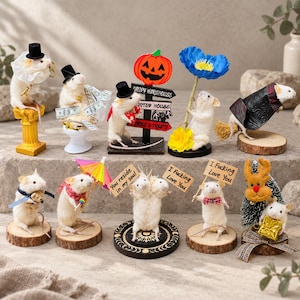 Peut inclure: Une collection de dix figurines de souris blanches naturalisées sur des socles individuels. Les accessoires incluent des hauts-de-forme, un panneau citrouille indiquant Candy Warehouse, une fleur bleue, une cape de vampire, un parapluie coloré et des pancartes avec le texte You reside in my soul et I Fucking Love You.