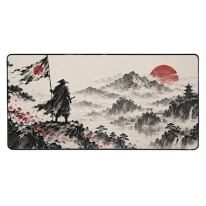 Può includere: Un tappetino da scrivania rettangolare con un'illustrazione in bianco e nero in stile inchiostro di un samurai in piedi su una scogliera che tiene una bandiera con un sole rosso. La scena include montagne nebbiose, un sole rosso, una pagoda e fiori.