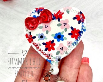 Porta credenciales con forma de corazón y diseño floral del 4 de julio, porta credenciales médicas, credencial de enfermera, porta credenciales patriótico con forma de corazón, porta credenciales de enfermera registrada, porta credenciales médicas