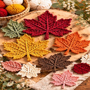 Pode incluir: Uma coleção de folhas de bordo em crochê em várias cores, incluindo vermelho, amarelo, laranja, marrom, rosa e branco. As folhas apresentam padrões de pontos texturizados intrincados e estão dispostas em uma tábua de madeira redonda.