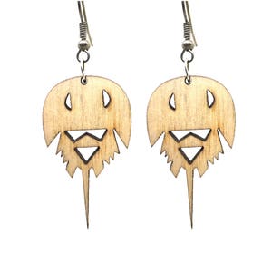 Puede incluir: Un par de pendientes de madera con forma de cangrejo herradura. Los pendientes son de color marrón claro y tienen un gancho plateado.