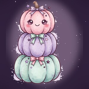 Puede incluir: Una pila de tres calabazas ilustradas en rosa pastel, lavanda y verde menta. La calabaza superior presenta una cara sonriente con ojos grandes, un lazo peque&ntilde;o y un tallo marr&oacute;n. Cada calabaza est&aacute; decorada con lazos peque&ntilde;os y estrellas.