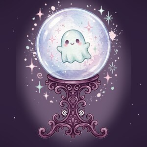 Puede incluir: Una ilustraci&oacute;n en acuarela de un peque&ntilde;o fantasma blanco sonriente flotando dentro de una bola de cristal transparente. La esfera descansa sobre un soporte morado oscuro adornado con volutas, rodeada de estrellas brillantes y salpicaduras de pintura pastel.