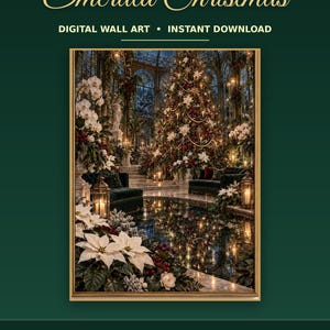 K&ouml;nnte beinhalten: Digitales Wandbild mit dem Titel Emerald Christmas zeigt einen gro&szlig;en geschm&uuml;ckten Weihnachtsbaum in einem Wintergarten mit wei&szlig;en Weihnachtssternen, dunkelgr&uuml;nen Samtm&ouml;beln und leuchtenden Laternen, die sich in einem Wasserbecken spiegeln.