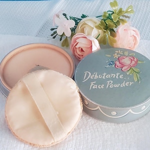 Poudre compacte pour le visage débutante, maquillage Rosy Dusk vintage des années 1940, Fuller Brush Co, floral rose, contenant rond bleu en carton, vanité ancienne