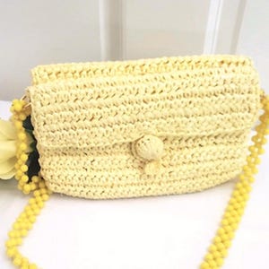 1960s Raffia Umhängetasche, Gelbe Makramee Handtasche, 2 seitiges Taschenbuch, Glasperlenhenkel, Kugelschlaufenverschluss, Gewebefutter, inkl.