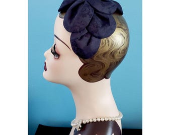 Cappello a mezza calotta in raso nero anni '40, cappellino vintage a mezzaluna in broccato floreale a strati, ideale per il teatro di costume.