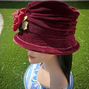 Kastanjebruine fluwelen clochehoed, vintage zachte velours bordeauxrode formele dameshoed met ruches, kostuum in jaren 1930-stijl, roos zijdebloem met groene bladeren