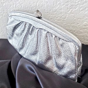 Bolso de mano de vinilo plateado, estilo vintage de los años 50 y 60, de lamé plateado metalizado plisado, bolso de noche formal, cierre de bola elevable y asa oculta.