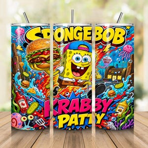 Pode incluir: Um copo cilíndrico com um gráfico vibrante do Bob Esponja e o texto SpongeBob Krabby Patty. O design inclui um hambúrguer, uma garrafa de ketchup, uma de mostarda, uma água-viva e o restaurante Siri Cascudo sobre um fundo azul.
