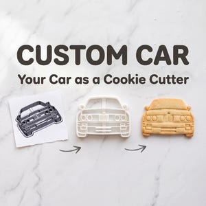 Peut inclure: Un emporte-pièce en plastique blanc en forme de voiture présenté avec un dessin au trait noir et blanc d'une voiture et un biscuit cuit en forme de voiture. Le texte CUSTOM CAR Your Car as a Cookie Cutter est imprimé au-dessus des éléments.