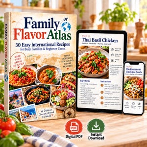 Op de afbeelding: Een kookboek getiteld Family Flavor Atlas met 30 internationale recepten, getoond naast een tablet met een recept voor Thaise basilicumkip en een smartphone met mediterrane kikkererwtenbowls, inclusief PDF-downloadpictogrammen.