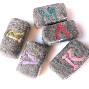 Jabón de fieltro monograma, jabón en barra de jabón a base de hierbas hecho a mano, barra de jabón de fieltro con letras personalizadas, lana gris brezo