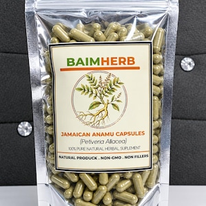 Könnte beinhalten: Ein silberner Folienbeutel gefüllt mit hellgrünen Kräuterkapseln. Das Etikett zeigt BAIMHERB, JAMAICAN ANAMU CAPSULES (Petiveria Alliacea), 100% PURE NATURAL HERBAL SUPLEMENT und NATURAL PRODUCK . NON-GMO . NON FILLERS mit einer Pflanzenabbildung.