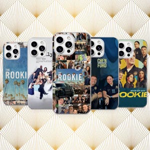 Può includere: Cinque cover per smartphone con immagini della serie televisiva The Rookie. I design includono palme, collage del cast, auto della polizia e ritratti con testi come The Rookie, Chen, Ford e Never Off Duty stampati sulle superfici.