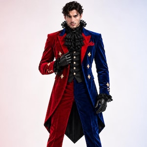 Op de afbeelding: Een tweekleurig fluwelen rokkostuum met een gespleten rood en blauw ontwerp. Het jasje heeft goudkleurige stervormige accenten, een zwarte geplooide cravat en een zwart vest met knopen. Het ensemble bevat een bijpassende broek en zwarte handschoenen.