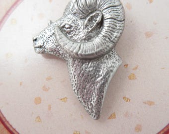 Broche de cabeza de carnero de peltre, joyería de animales salvajes, escultura de George G. Harris. Nuevo con tarjeta.