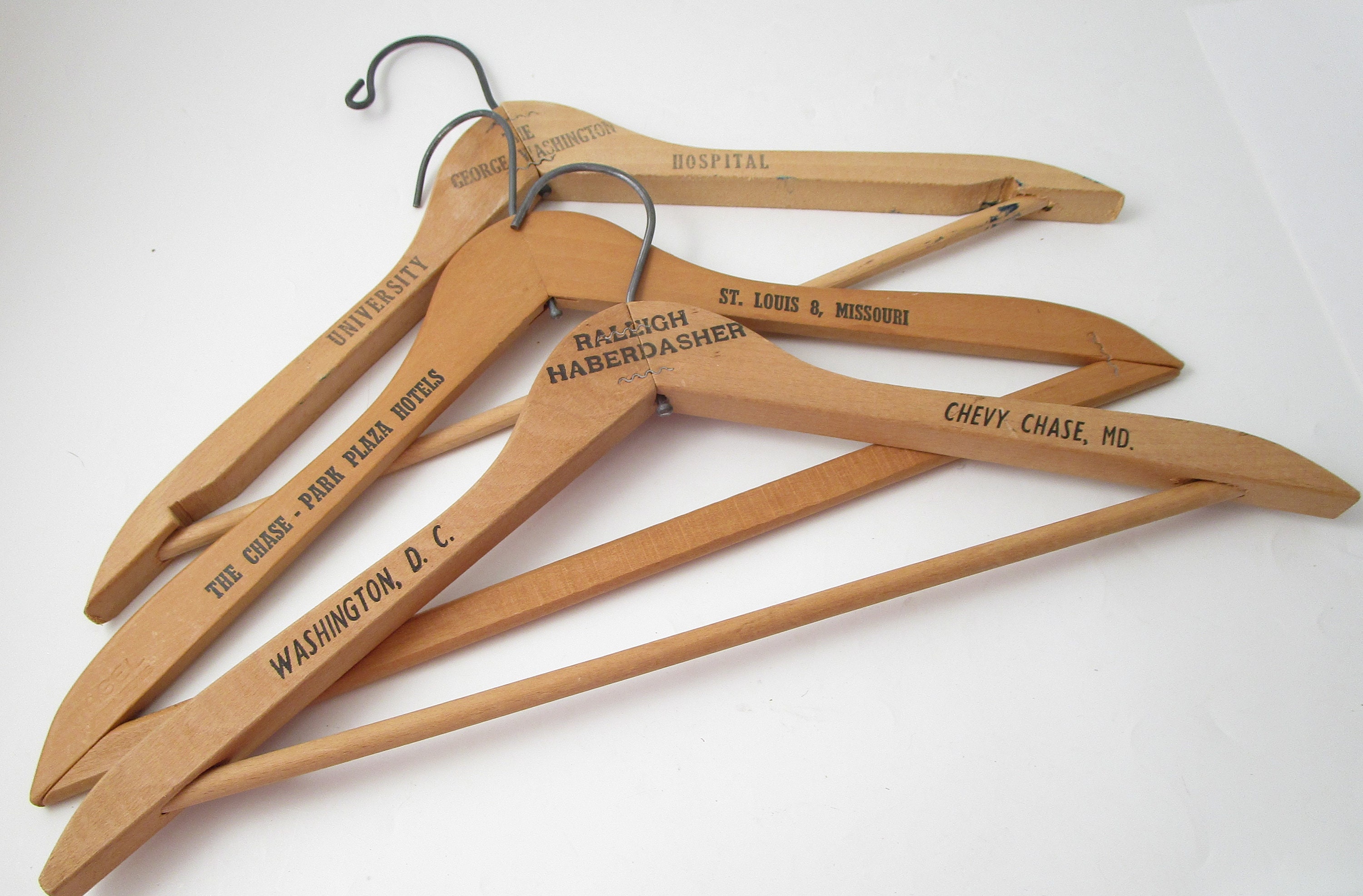 ビンテージ ハンガー アメリカ 木製 ホテルSTATLER HOTELS Vintage Embossed Wooden Hanger: Hotel, Hospital, Haberdasher