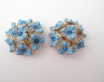 Par de pendientes de clip con forma de flores de plástico azul vintage y metal dorado