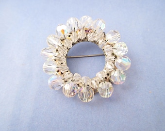 Broche circular grande con cuentas de cristal AB de 4,7 cm de ancho.