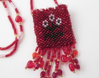Collar artesanal de cuentas de semillas de peyote con bolsita para colgar.
