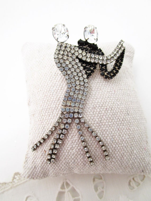 Dancing couple deals brooch