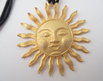 Collar con colgante de cara de sol de metal dorado, acabado dorado cepillado, cordón negro, caída de 43 cm (17").