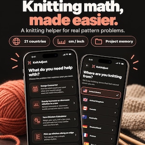 以下が含まれることがあります： ダークな背景にKnitAdjustアプリのインターフェースを表示する2台のスマートフォン。画面には、ゲージ変換、目数の増減、糸の残量計算、国別の設定など、編み物の計算用メニューが表示されています。