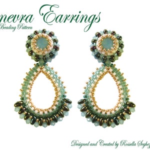 Może przedstawiać: Para kolczyków w kształcie łzy z zielonym, białym i złotym wzorem z koralików. Kolczyki mają okrągły, jasnoniebieski koralik w środku każdego kolczyka.