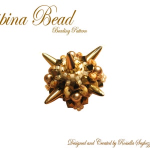 Op de afbeelding: Een close-up van een kralenobject met gouden spikes en diverse goud- en crèmekleurige kralen. De tekst "Espina Bead Beading Pattern" staat bovenaan en "Designed and Created by Rossella Seghezzi - 2013" onderaan.