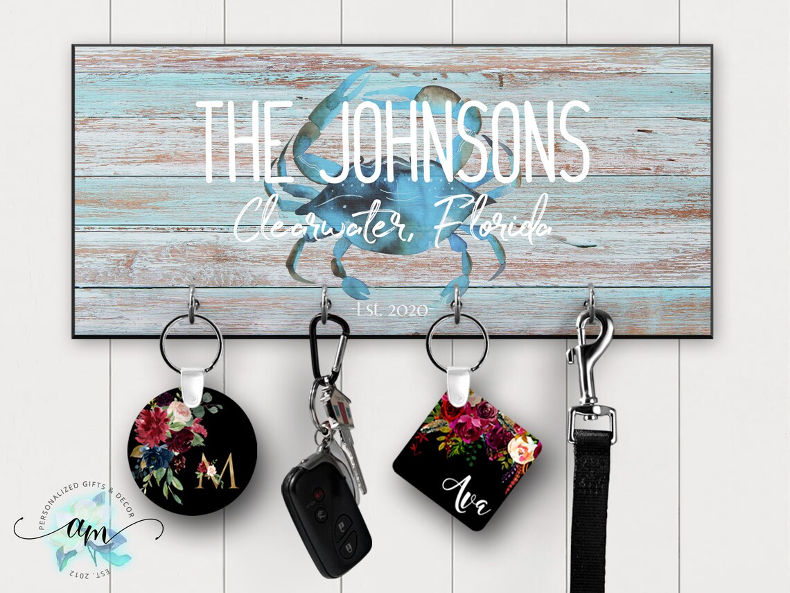 The unique beach themed key hook can be personalized with your family name and established year. It'll bring a beachy vibe to the home of your beloved one.