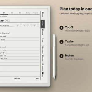 Puede incluir: Una tableta digital que muestra una interfaz de planificador diario con un l&aacute;piz &oacute;ptico blanco al lado. La pantalla muestra una lista de tareas con casillas de verificaci&oacute;n, secciones etiquetadas como Top 3, Tasks y Notes, y pesta&ntilde;as de navegaci&oacute;n a la derecha. El texto incluye Plan today in one page, Undated: start any day, skip any day.