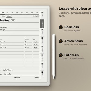 Puede incluir: Una tableta digital que muestra una plantilla de notas de reuni&oacute;n con secciones para decisiones, elementos de acci&oacute;n y seguimiento, acompa&ntilde;ada de un l&aacute;piz &oacute;ptico blanco. La pantalla muestra texto como 'Leave with clear actions', 'Decisions', 'Action items' y 'Follow-up'.
