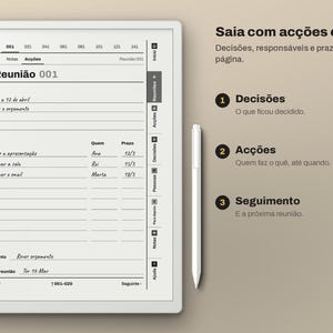 Puede incluir: Una tableta digital que muestra una plantilla de notas de reuni&oacute;n con el texto Reuni&atilde;o 001, Decis&otilde;es, Ac&ccedil;&otilde;es y Seguimento. La pantalla tiene un fondo blanco con texto negro, casillas de verificaci&oacute;n y l&iacute;neas. Un l&aacute;piz &oacute;ptico blanco est&aacute; a la derecha.