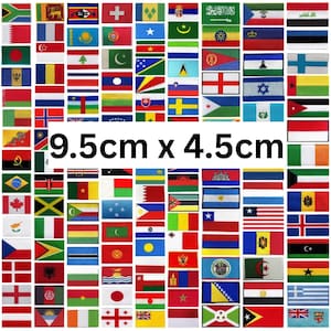 Op de afbeelding: Een verzameling rechthoekige geborduurde patches met diverse nationale vlaggen in verschillende kleuren en patronen. Elke patch meet 9,5 cm x 4,5 cm. Het raster toont talloze internationale symbolen, waaronder strepen, sterren en emblemen.