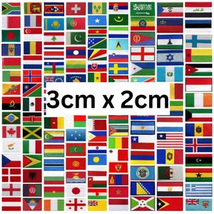 Könnte beinhalten: Eine Sammlung rechteckiger, bestickter Aufnäher mit verschiedenen Nationalflaggen aus aller Welt, die in einem Raster angeordnet sind. Jeder einzelne Aufnäher misst 3cm x 2cm, wie durch den Text in der Mitte des Bildes angegeben.