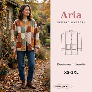 Op de afbeelding: Een naaipatroon getiteld Aria met een doorgestikte jas in een patchworkontwerp in tinten oranje, groen en cr&egrave;me. De afbeelding toont een lijntekening van de jas, de tekst Beginner Friendly en het maatbereik XS-3XL.