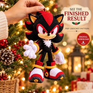 Puede incluir: Un muñeco de Shadow the Hedgehog tejido a ganchillo con hilo negro, rojo, blanco y amarillo. El texto dice: SEE THE FINISHED RESULT, PDF CROCHET PATTERN y DIGITAL DOWNLOAD. El muñeco tiene ojos rojos, hocico color canela y guantes blancos.