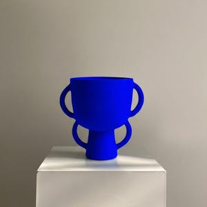 Vaso Azul Cobalto – Escultura Majorelle Elétrica – Cerâmica de Belas Artes de Yves Klein | Decoração Marroquina Artesanal, Presente Ideal para Casamento e Inauguração de Casa.